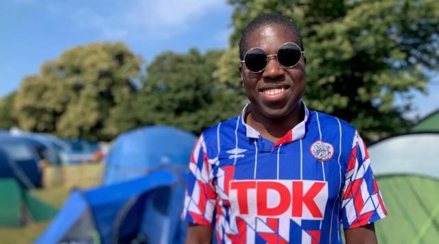 开云APP-禁品变潮物！穿球衣参加音乐节成为英国新时尚